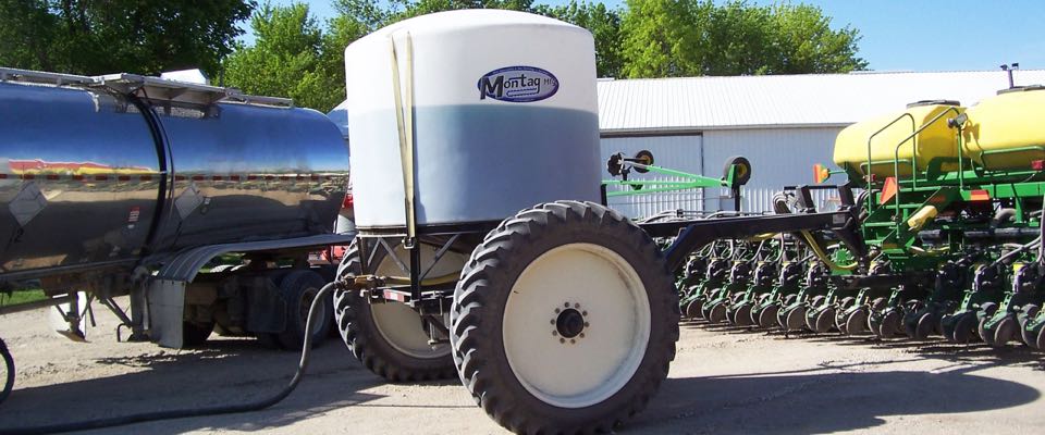 1700_Gallon_Montag_behind_a_John_Deere_Bauer_Bar_6