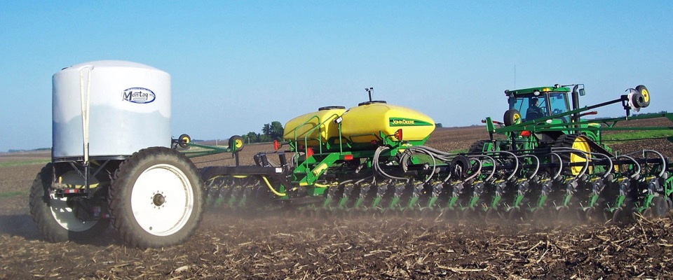 1700_Gallon_Montag_behind_a_John_Deere_Bauer_Bar_3