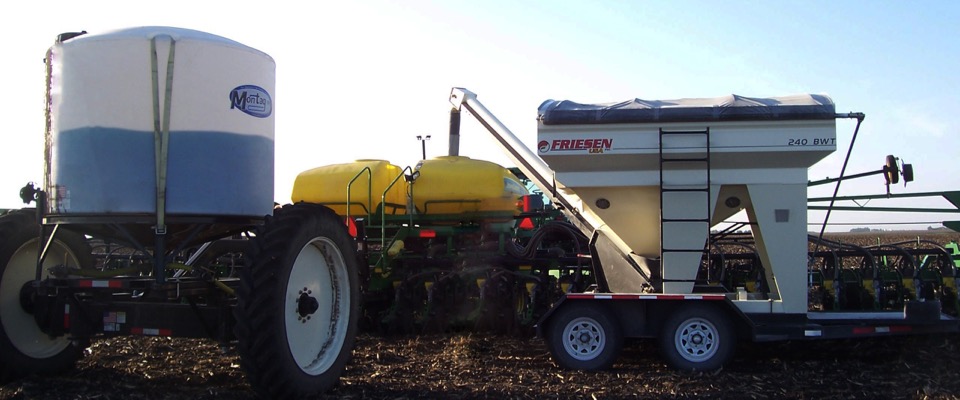 1700_Gallon_Montag_behind_a_John_Deere_Bauer_Bar_4