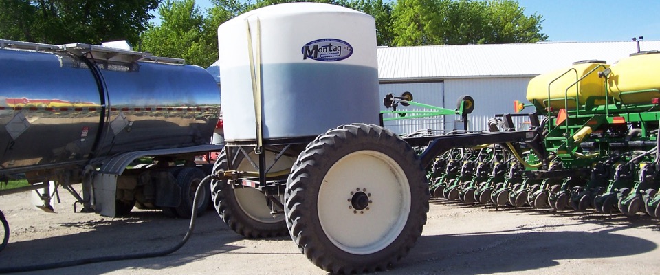 1700_Gallon_Montag_behind_a_John_Deere_Bauer_Bar_6