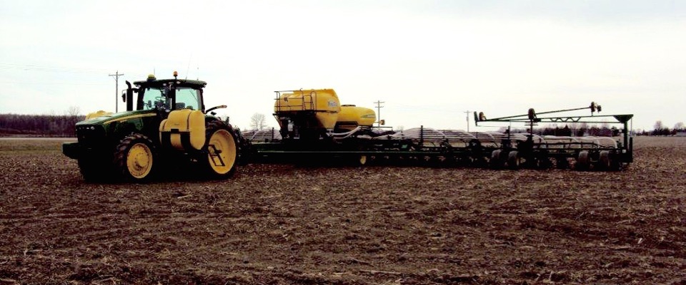 6_Ton_Montag_mounted_on_a_JD_Bauer_Built_planter_1