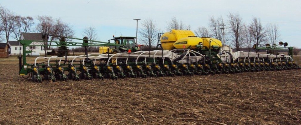 6_Ton_Montag_mounted_on_a_JD_Bauer_Built_planter_2